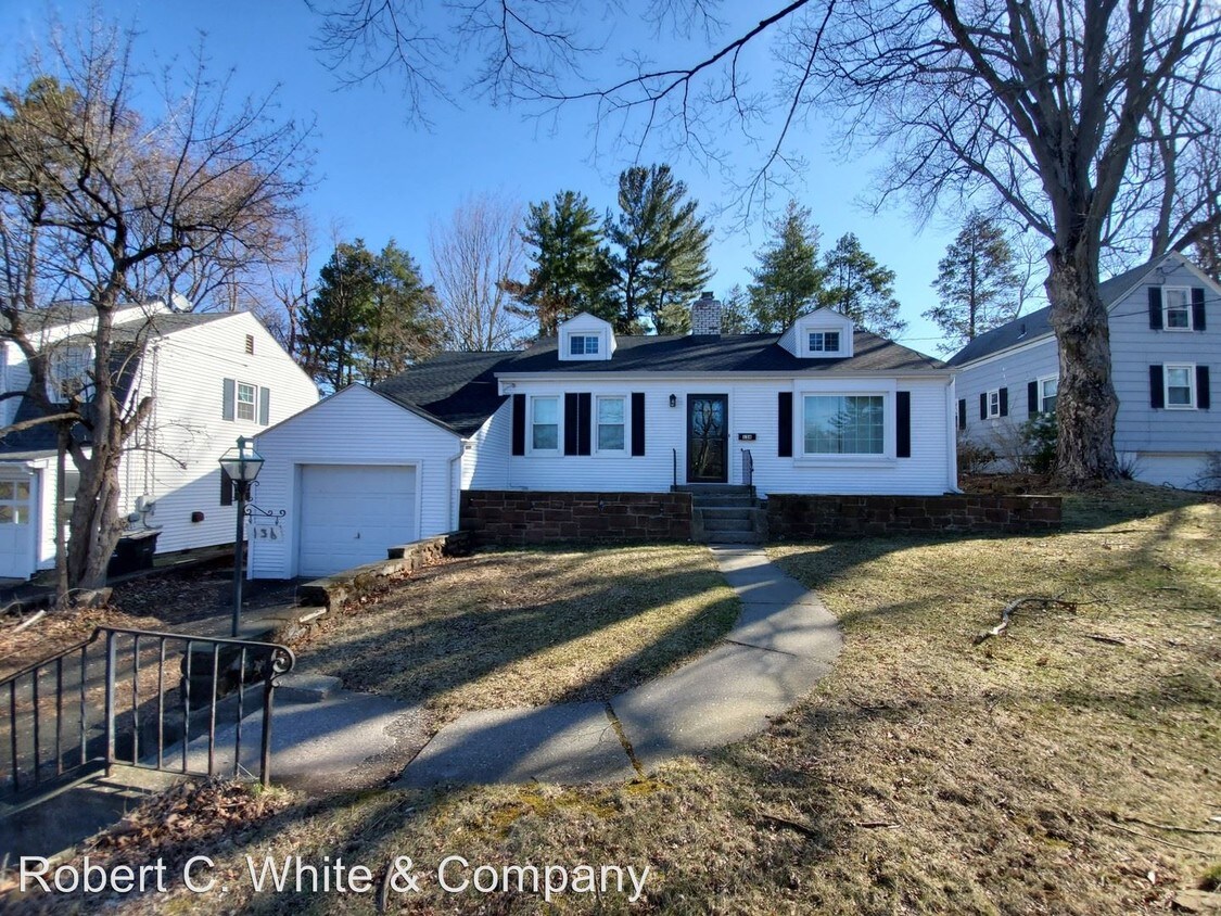 Foto principal - 2 br, 1 bath House - 136 North Main Street