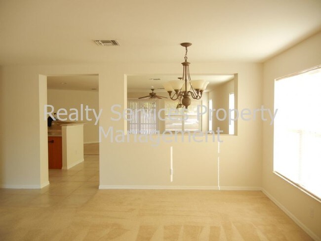 Foto del edificio - 3 CAR GARAGE...4 BEDROOM , GATED  COMMUNITY
