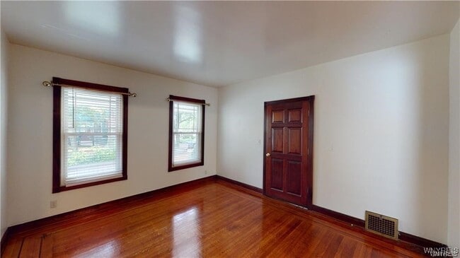 Building Photo - 558 Breckenridge St
