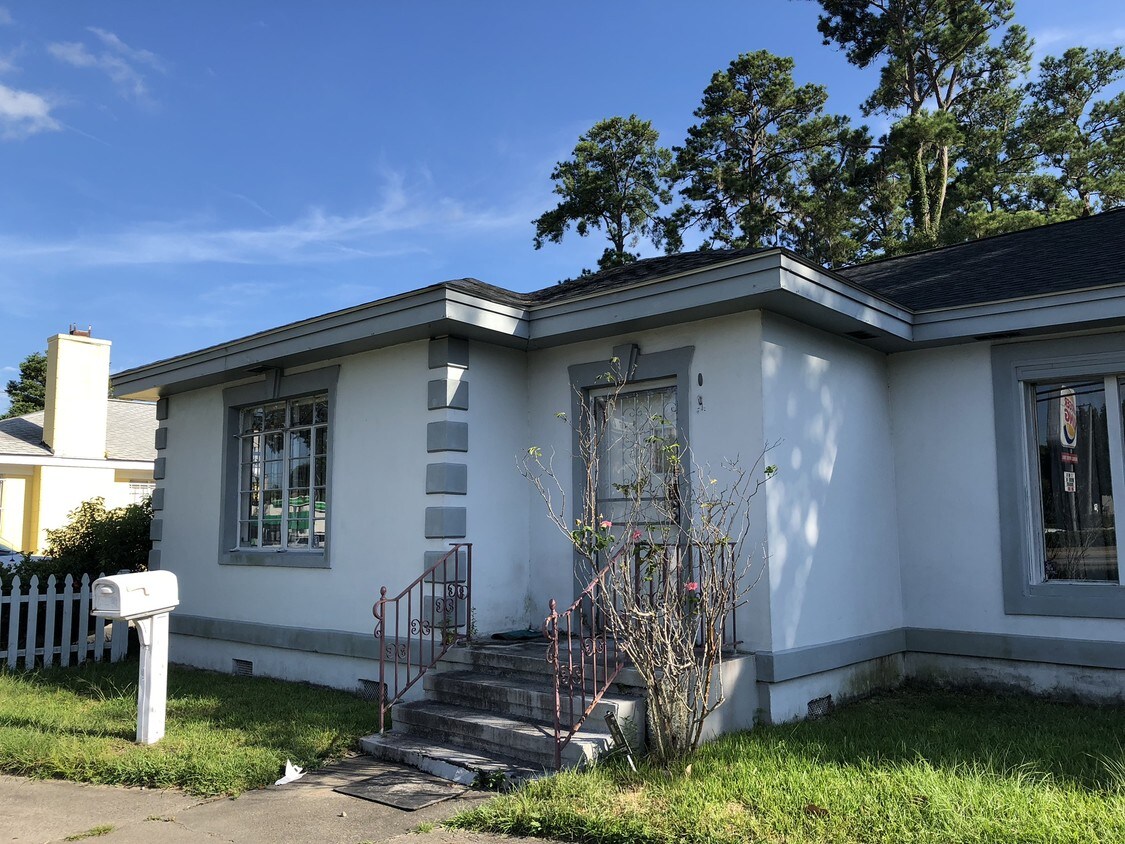 Primary Photo - 7 W Derenne Ave
