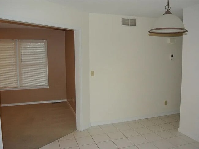 Building Photo - 905 Crestview Ln