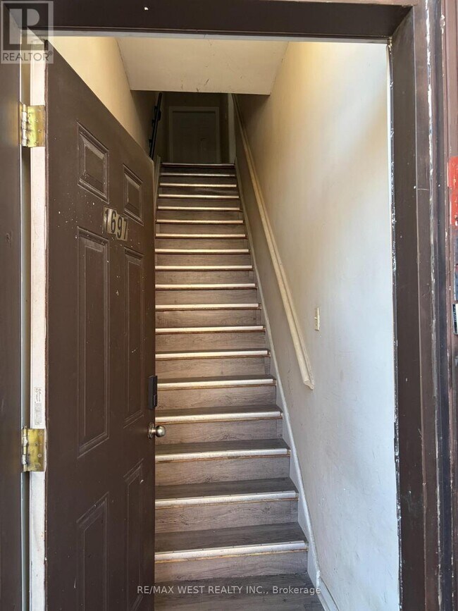 Photo du bâtiment - 1697 Dundas St W
