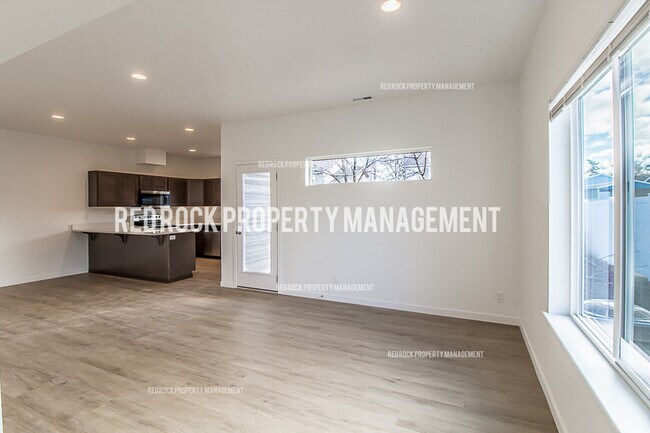 Building Photo - 1122 N Davis Ln