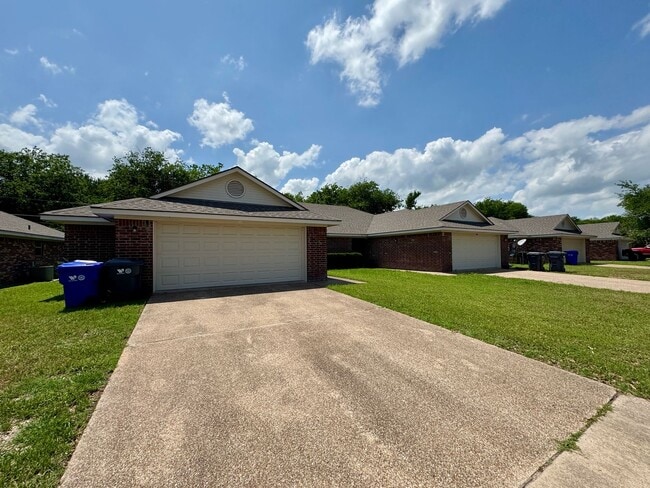 Building Photo - Duplex *LEASING SPECIAL AVAILABLE*