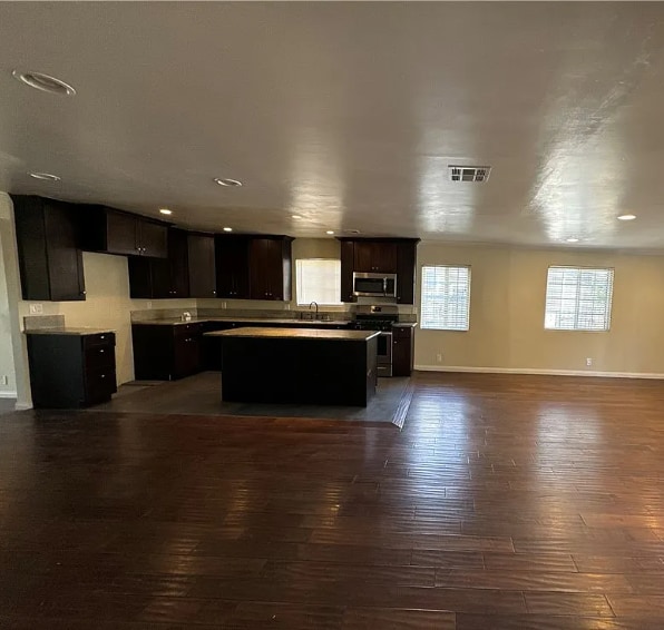 Foto del edificio - 8827 Darby Ave