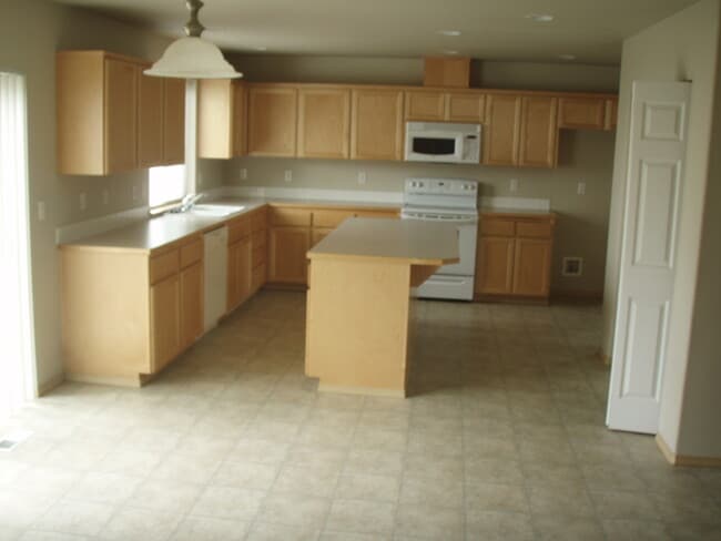 Building Photo - Welcome To SilverCreek
