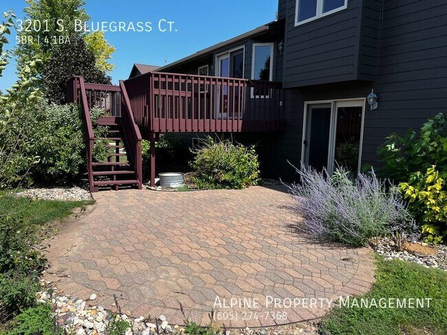 Building Photo - Newly Renovated 5 Bed/4.5 Bath with over 4...