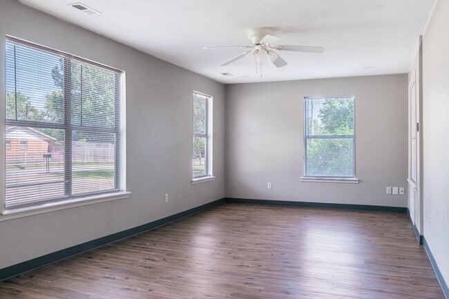 Building Photo - 906 N Gutensohn Rd