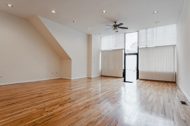 Foto del edificio - 2452 N Southport Ave
