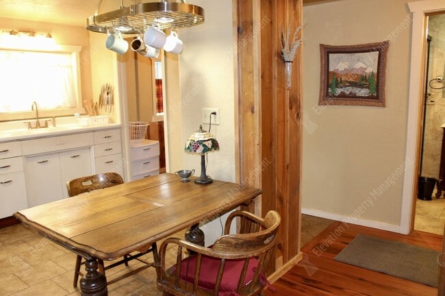 Building Photo - Furnished 1 BR / 1 BA cottage near downtow...
