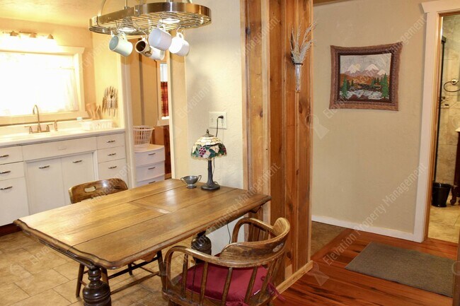 Foto del edificio - Furnished 1 BR / 1 BA cottage near downtow...