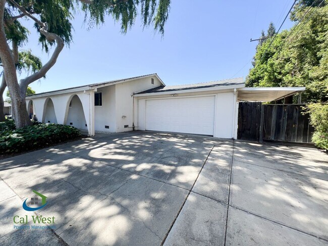 Foto del edificio - $5,095 - Beautiful 3/2 Bath Home Tucked Away in Prime Santa Clara's Location