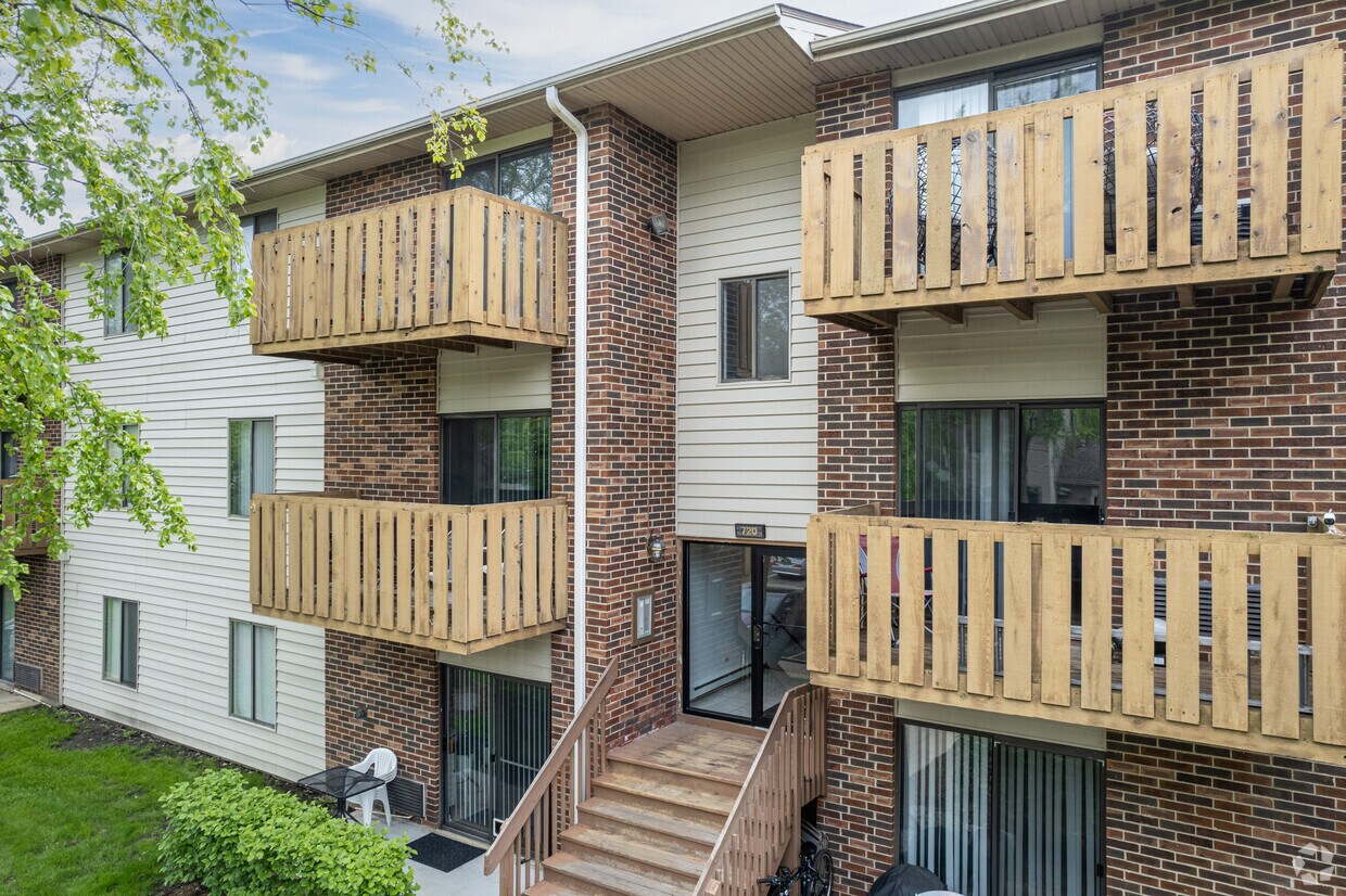 Waterbury Apartments in Roselle, IL