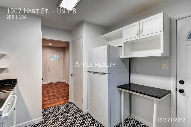 Building Photo - 2 bed 1 bath Duplex Ready Now!