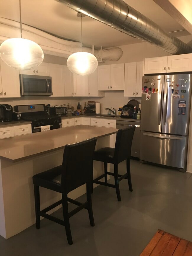 kitchen - 5424 N Wayne Ave