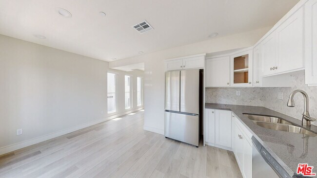 Building Photo - 953 N Mariposa Ave