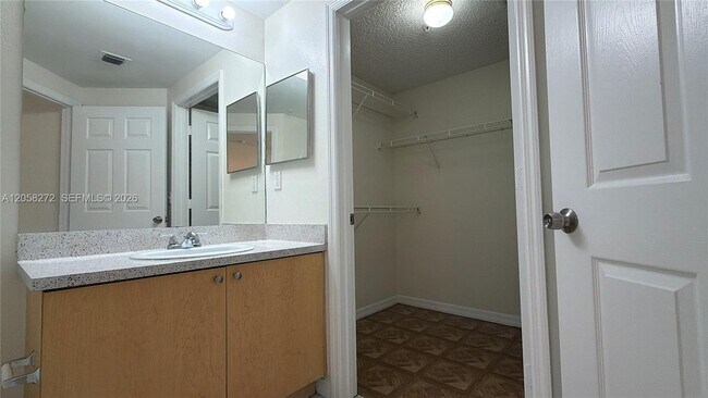 Foto del edificio - 5016 Lantana Rd
