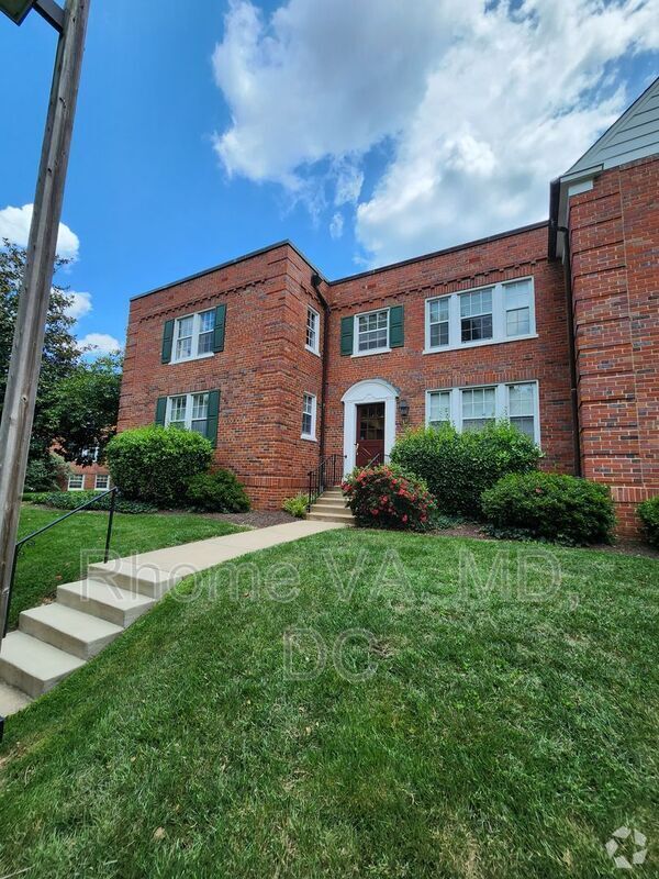 Building Photo - 1801 Queens Ln