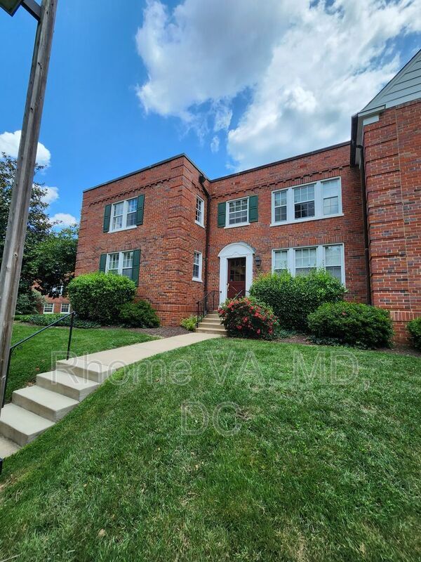 Primary Photo - 1801 Queens Ln