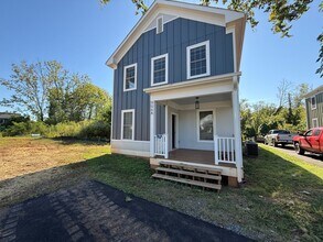 Building Photo - 906 Nassau St
