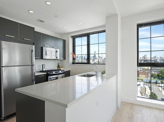 Building Photo - 2 bedroom in LONG ISLAND CITY NY 11101
