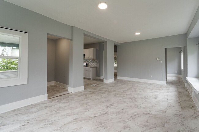Building Photo - Charming 3 Bedroom Home!!