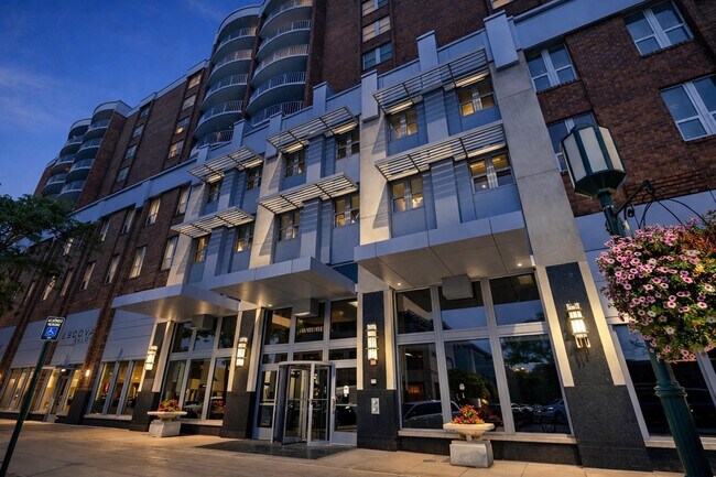 Foto del edificio - 411 S Old Woodward Ave