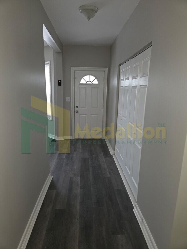 Foto del edificio - 3-Bedroom Duplex Downstairs unit in 2-Flat with Parking