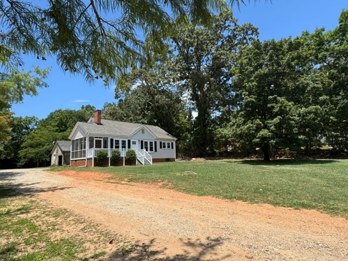 Charming 2 BD - 1 Full BA Home in Greer/Eastside close to Riverside HS, BMW, GSP, Inland Port, Gr... - Charming 2 BD - 1 Full BA Home in Greer/Eastside close to Riverside HS, BMW, GSP, Inland Port, Gr...