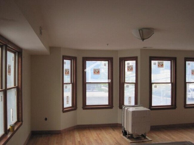 Foto del edificio - Steps from the T Stop, In-Unit Washer and ...