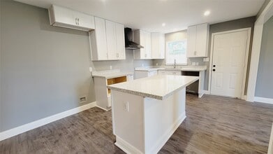 Building Photo - 4034 Dreyfus St