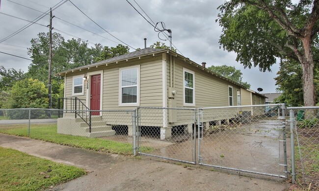 Building Photo - 2 bed 1 bath row house on corner lot in 77004!