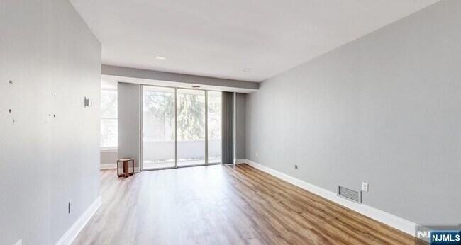 Foto del edificio - 462 River Rd