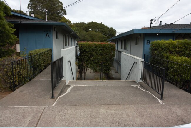 Foto del edificio - 2220 Lake Rd