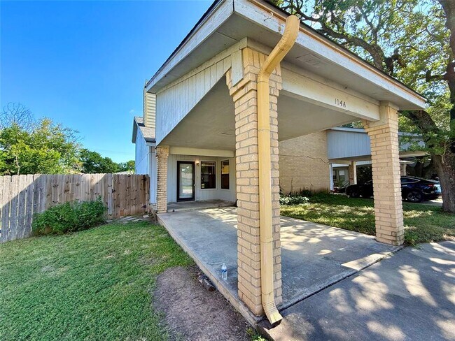 Building Photo - 104 Verna Spur