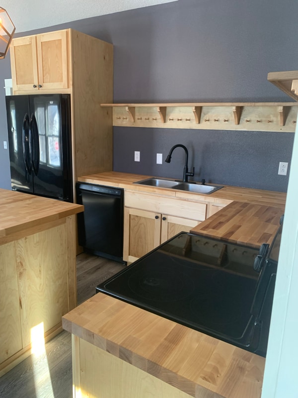 Building Photo - 603 E 1st St