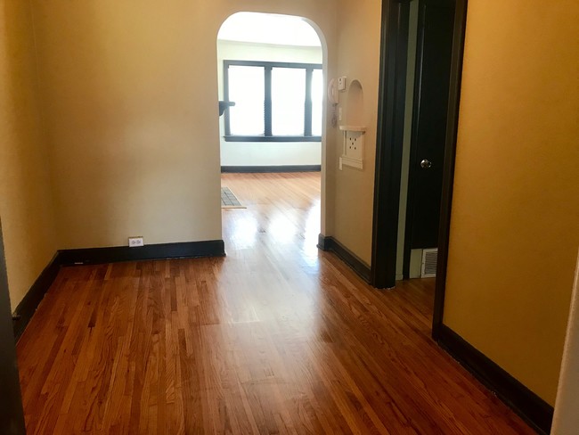 Foto del edificio - 1604 E 13th St