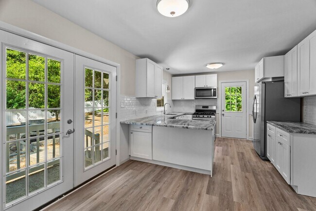 Building Photo - Gorgeous 3 Bedroom, 2 Bath Split-level home in Brentwood - High-end Renovation, Pet Friendly!