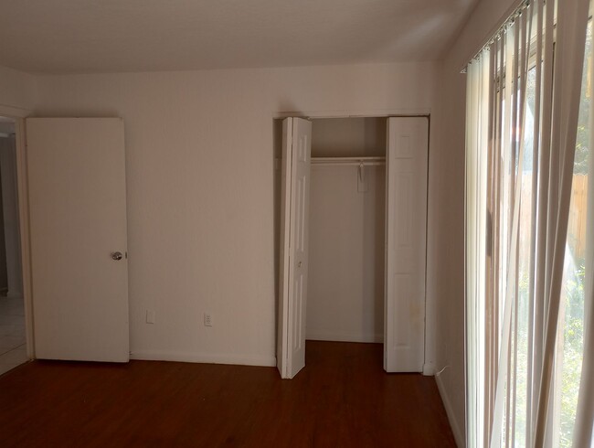 Foto del edificio - 2 bed 1 bath condo with 1000 sf.