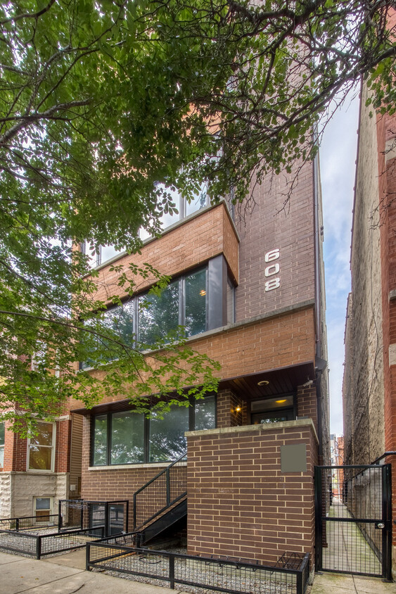 Primary Photo - 608 N May St