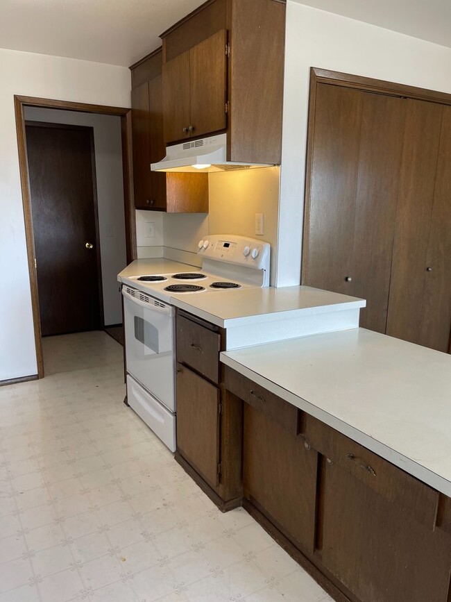Building Photo - Bright & Large 4-Plex just north of Greenl...