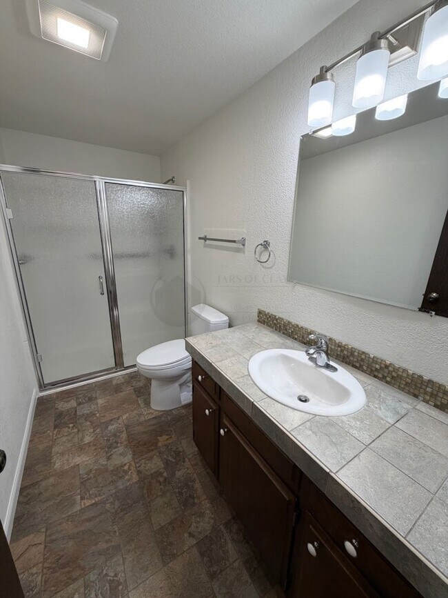 Building Photo - Great Single Level Unit- Rent Ready!!