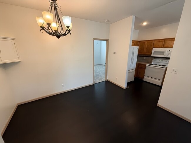 Foto del edificio - 3 Bed, 2 Bath Townhome Available Now!
