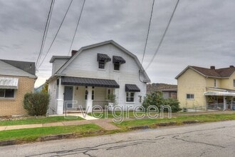 Building Photo - 208 S 5th St