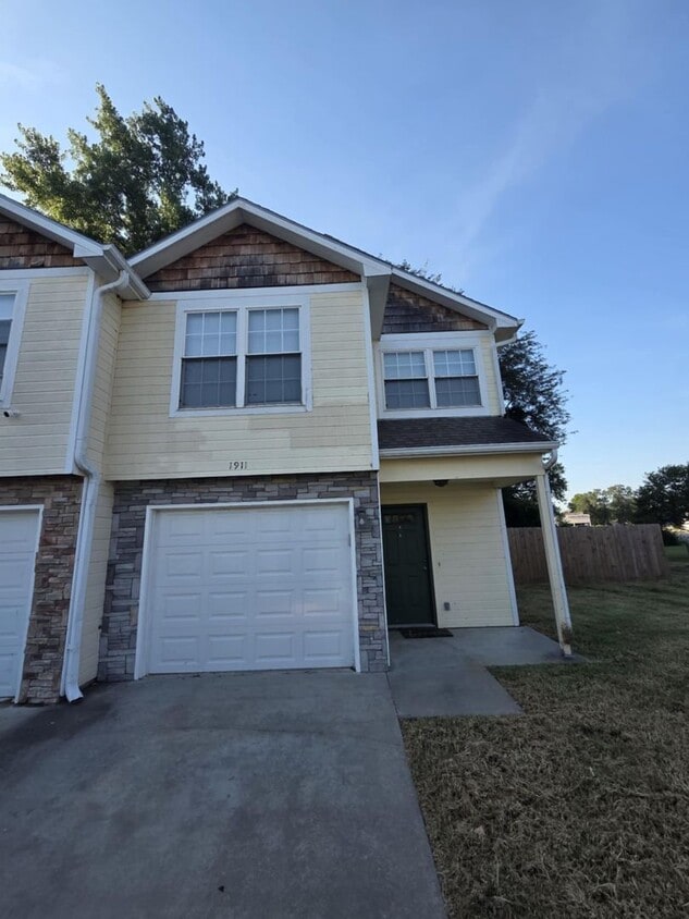 Primary Photo - Spacious Town House for Rent
