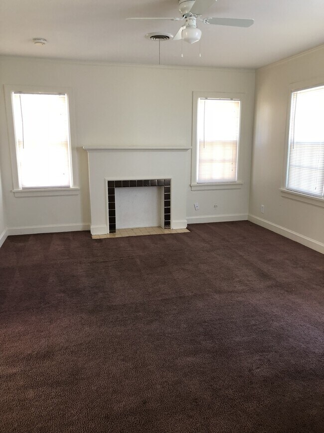 Foto del edificio - CUTE 2 BEDROOM/ 1 BATHROOM/ LARGE FENCED BACKYARD w/ STORAGE! OFF HISTORIC ROUTE 66!!!