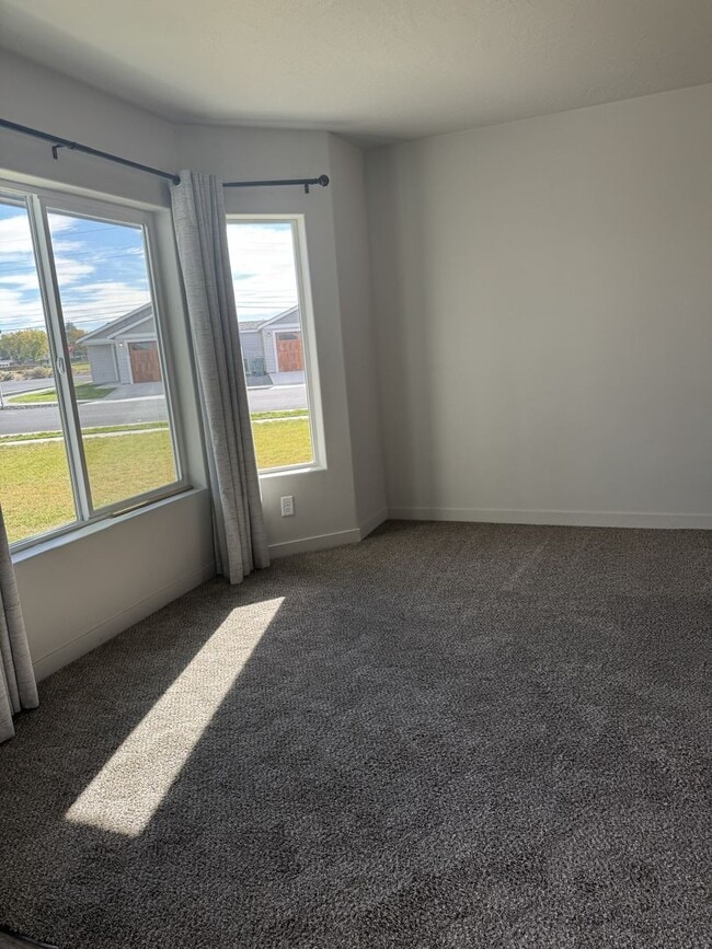 Building Photo - Open Concept Living