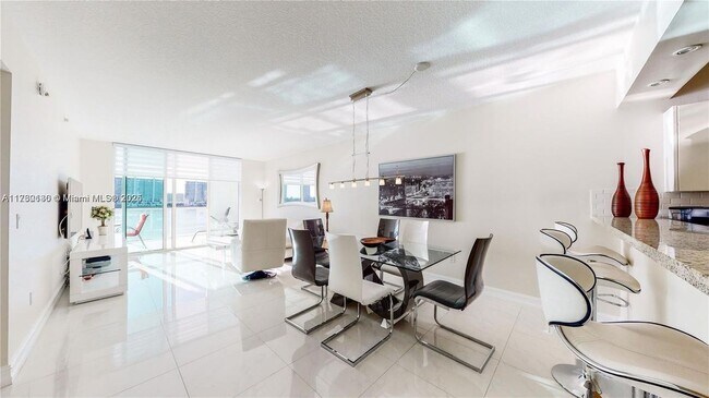 Foto del edificio - 18100 N Bay Rd