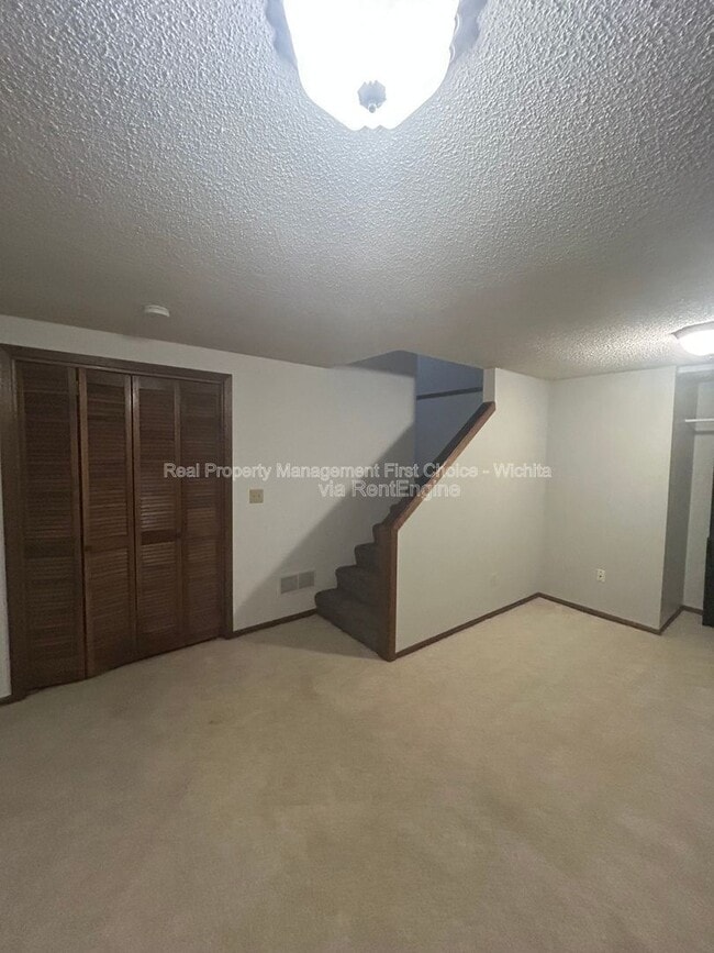 Building Photo - 2405 S Capri St