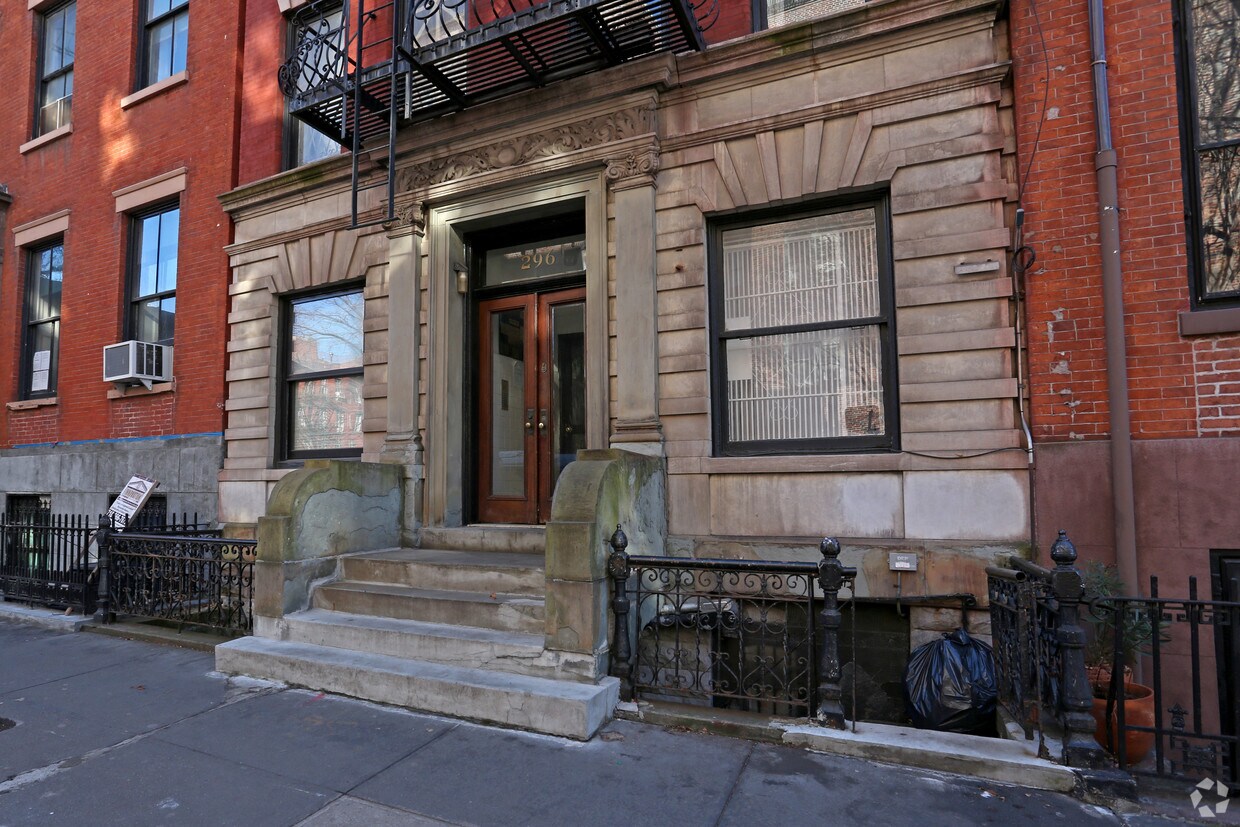 Building Photo - 296 W 11th St